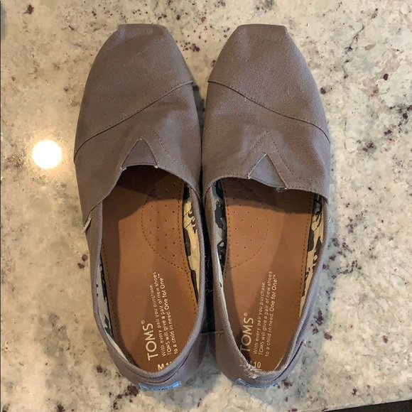 toms mens shoes near me